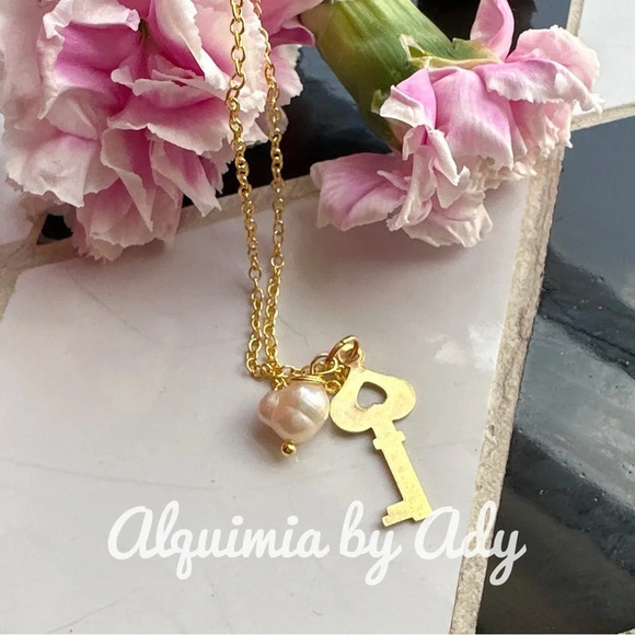 Freshwater pearl Vermeil gold 925 stamped key charm dainty necklace - Picture 1 of 7